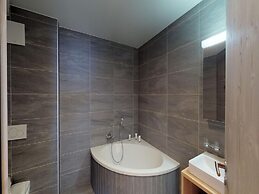 Apartment With Swimming Pool Access