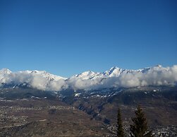 Apartment With Patio Facing Hills