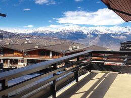 Apartment With Patio Facing Hills