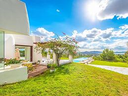 Magnificent Villa With Infinity Pool
