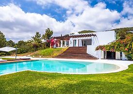 Magnificent Villa With Infinity Pool