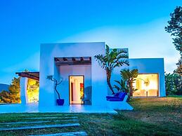 Magnificent Villa With Infinity Pool