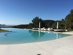 Magnificent Villa With Infinity Pool