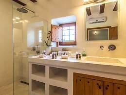 Magnificent Villa With Infinity Pool