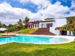 Magnificent Villa With Infinity Pool