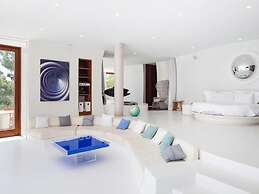 Magnificent Villa With Infinity Pool