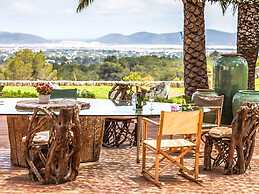 Magnificent Villa With Infinity Pool