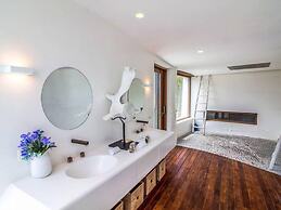 Magnificent Villa With Infinity Pool