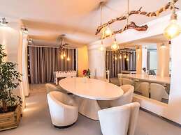 Magnificent Villa With Infinity Pool