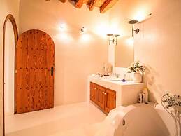 Magnificent Villa With Infinity Pool