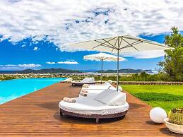 Magnificent Villa With Infinity Pool