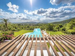 Magnificent Villa With Infinity Pool
