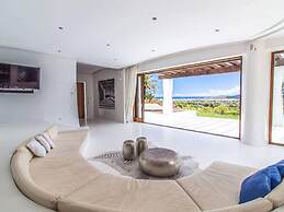 Magnificent Villa With Infinity Pool