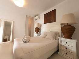 Magnificent Villa With Infinity Pool