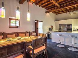 Magnificent Villa With Infinity Pool