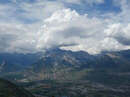 Hilltop Apartment With Views