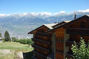Hilltop Apartment With Views