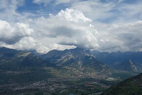 Hilltop Apartment With Views