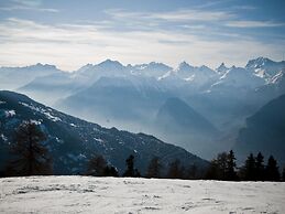 Hilltop Apartment With Views