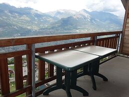 Hilltop Apartment With Views