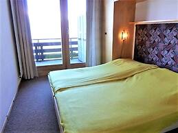 Apartment With Balcony and Mountains