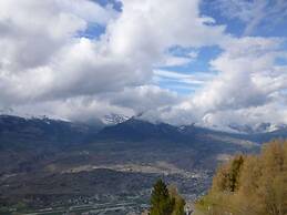 Apartment With Balcony and Mountains