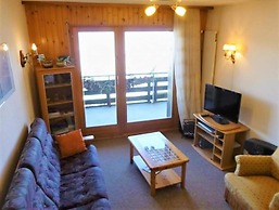 Apartment With Balcony and Mountains