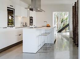 Modern Villa With Minimalistic Decor