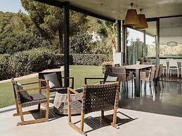 Modern Villa With Minimalistic Decor