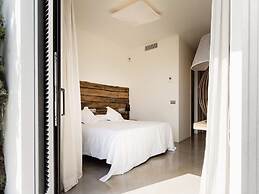 Modern Villa With Minimalistic Decor