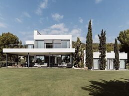 Modern Villa With Minimalistic Decor