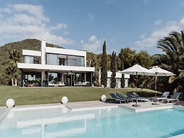 Modern Villa With Minimalistic Decor