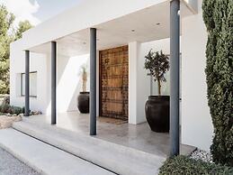 Modern Villa With Minimalistic Decor