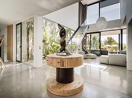 Modern Villa With Minimalistic Decor