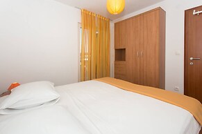 Charming Apartments With Private Balcony and City View Seget Donji