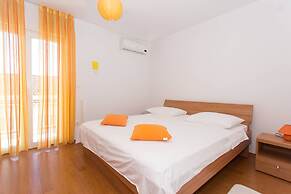 Charming Apartments With Private Balcony and City View Seget Donji