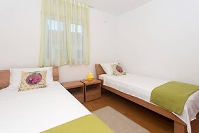 Charming Apartments With Private Balcony and City View Seget Donji