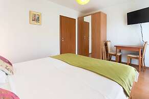 Charming Apartments With Private Balcony and City View Seget Donji