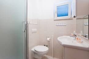 Charming Apartments With Private Balcony and City View Seget Donji
