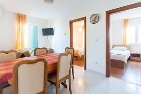 Charming Apartments With Private Balcony and City View Seget Donji