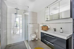 Elegant Tranquil Okrug Gornji Apartments