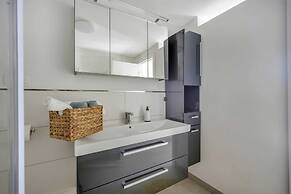 Elegant Tranquil Okrug Gornji Apartments