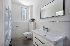 Elegant Tranquil Okrug Gornji Apartments