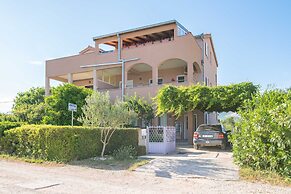 Comfortable Kastel Stafilic Apartment With Balcony