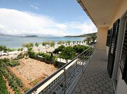 Spacious Beachfront Apartment Ciovo
