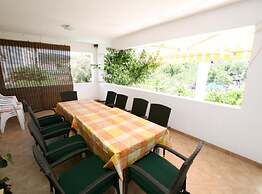 Spacious Beachfront Apartment Ciovo