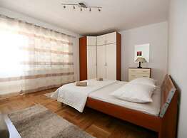 Spacious Beachfront Apartment Ciovo