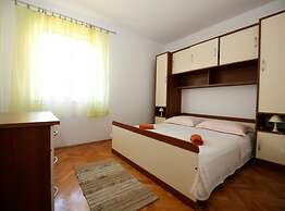 Spacious Beachfront Apartment Ciovo