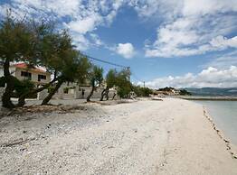 Spacious Beachfront Apartment Ciovo