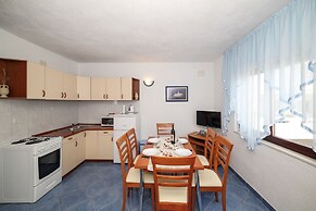 Cozy Beachfront Holiday Home Slatine